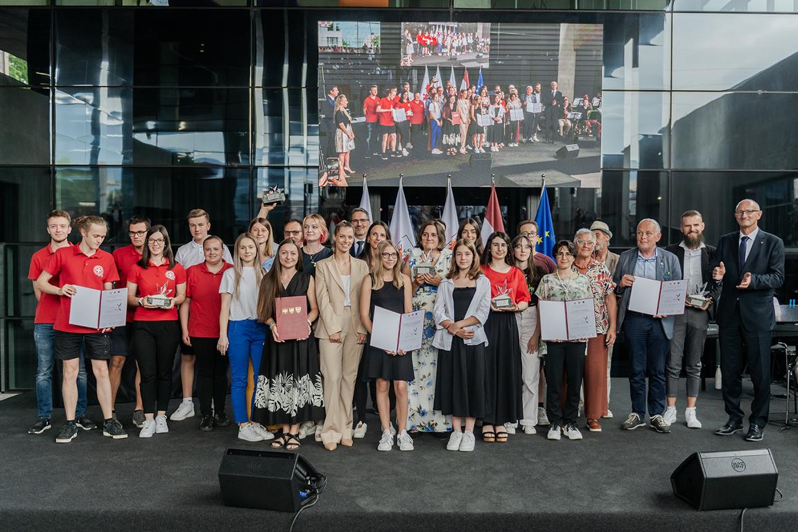 20 Personen und f&uuml;nf Jugendorganisationen aus den drei Landesteilen bekamen heuer die Euregio-Auszeichnung &bdquo;Glanzleistung &ndash; das junge Ehrenamt 2023&ldquo;.