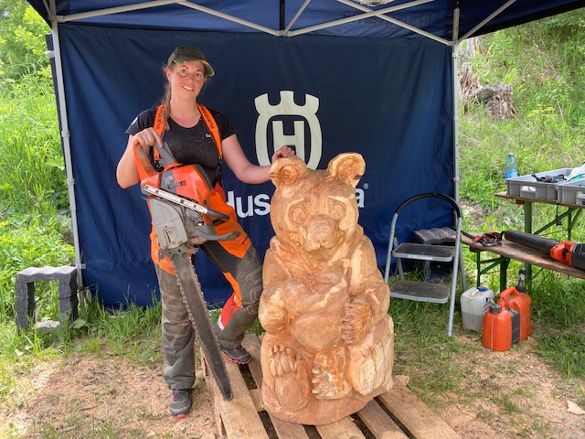 Sarah Grafm&uuml;ller beim Schauschnitzen am Kalser Bienenlehrpfad. Foto: Stangl