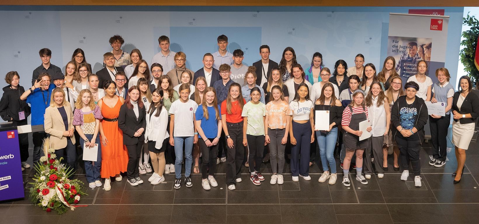 Alle GewinnerInnen vom Bundesfinale des 70. Jugenredewettbewerbs in Innsbruck.