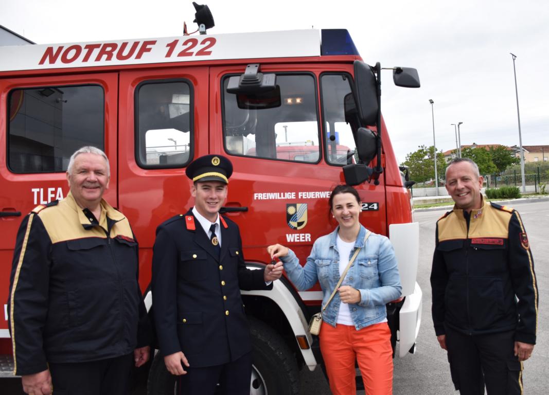 Die &Uuml;bergabe des Weerer Feuerwehrzeugs an die Freiwillige Feuerwehr Sveti Filip i Jakov: (v.li.) Alfons Gruber (Landesfeuerwehrinspektor Tirol), Stipe Batur (Kommandant Freiwillige Feuerwehr Sveti Filip i Jakov), LRin Astrid Mair, Jakob Unterladst&auml;tter (L