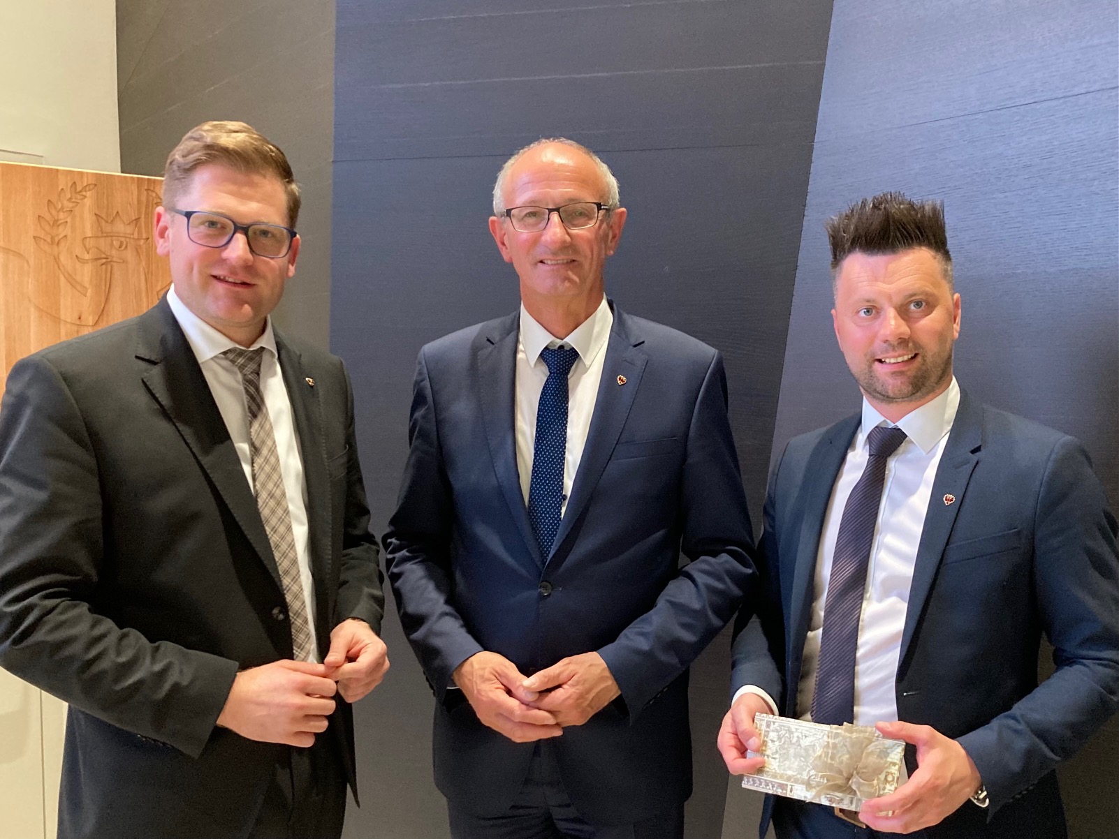 Neuer VP Bezirksobmann Markus Stotter und Landesparteiobmann LH Anton Mattle dankten dem bisherigen Bezirksparteiobmann Bernhard Webhofer f&uuml;r seinen Einsatz. Foto: Stangl