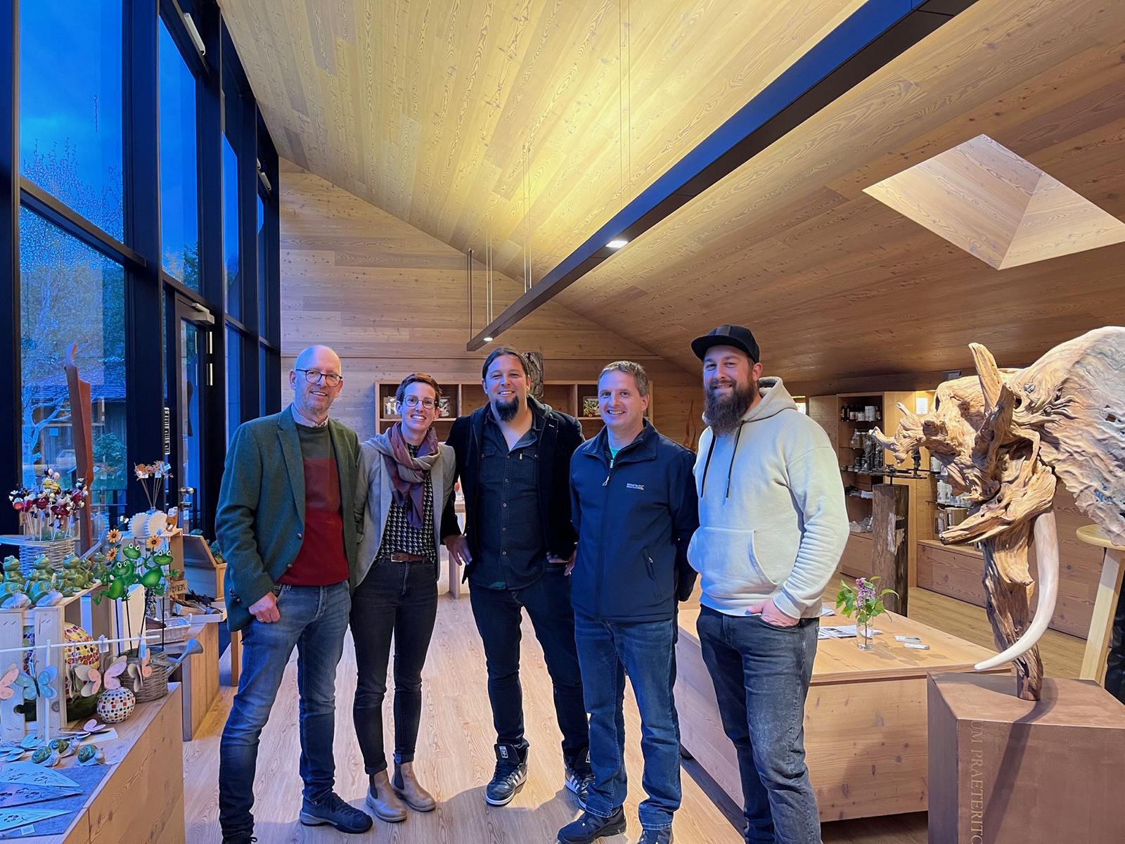 Michael und Johanna Unterweger mit den drei K&uuml;nstlern Michael Lang, Werner Pirker und Gerold Leitner, Foto: Vitalpinum