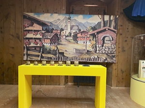 Das Schellenspiel vor einem Tiroler-Abend-B&uuml;hnenbild. Foto: anraserpfleghaus.at