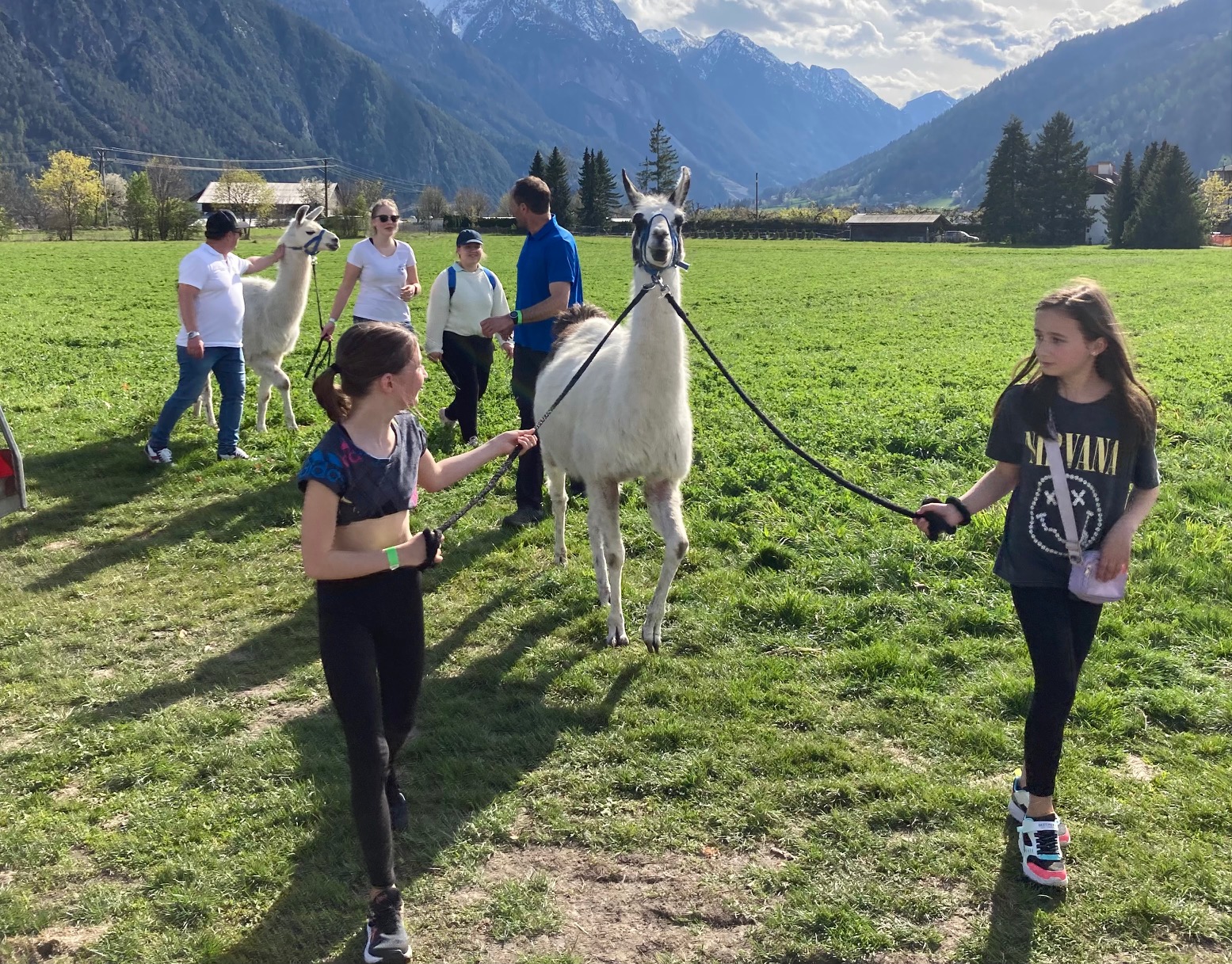 Die "Dolomitenlamas" motivierten vor allem die Kinder zum Mitmachen. Foto: Stangl
