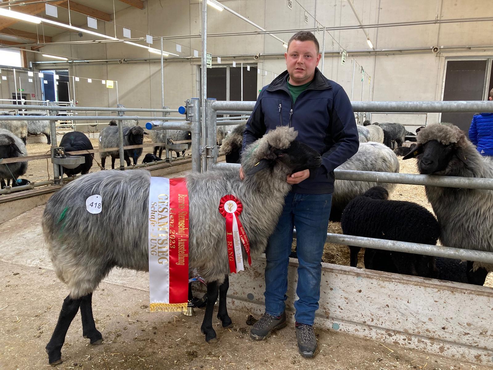 Marcel Steiner mit dem sch&ouml;nsten Jung-Steinschaf, Foto: Stangl