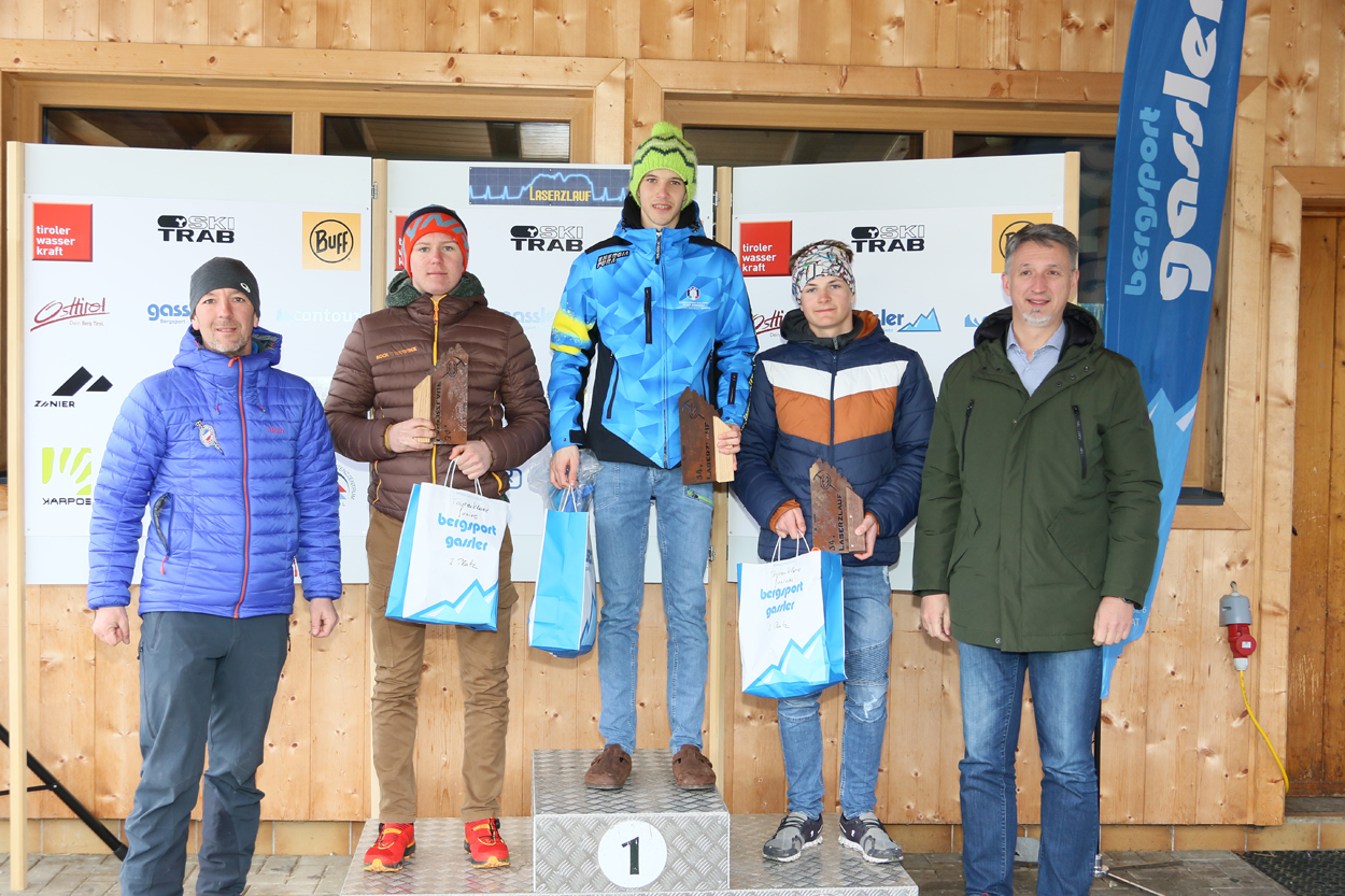 Sieger Tourenklasse Cadet U18: Assmair Nico, Ceola Martino und Unterasinger Johannes mit Bgm Markus Einhauer und Obmann Stefan Stern. Foto: Alpenraute
