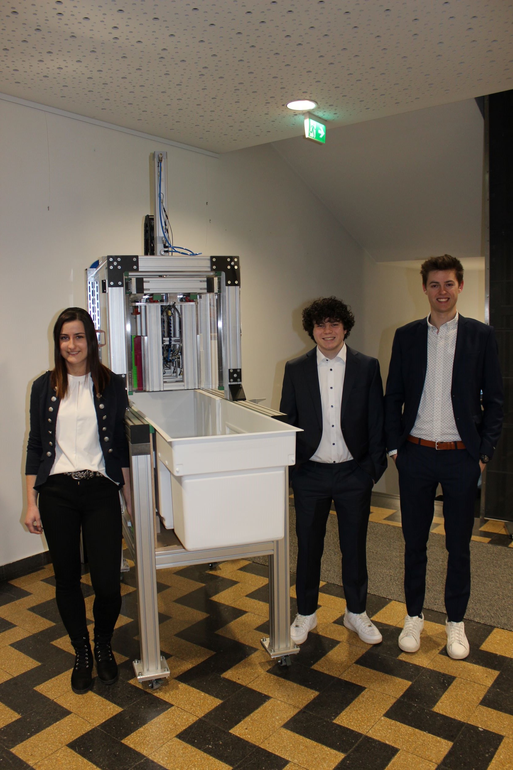 Die drei Lehrlinge der Firma Liebherr Michelle Waldner, Ambrosius Fasching und Fabian Hatz fertigten gemeinsam mit ihrem Lehrbetrieb diese beeindruckende Anlage, in der sie auch ihre im Zusatzmodul erlangten Kenntnisse der Automatisierungstechnik sehr gut