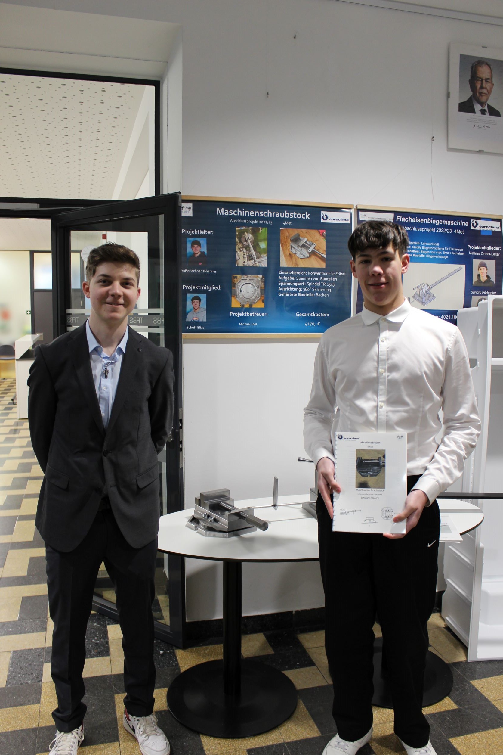 Elias Schett und Johannes Au&szlig;erlechner (Lehrbetrieb Euroclima) fertigten einen Maschinenschraubstock f&uuml;r ihren Lehrbetrieb, mit dem man Rohmaterialien spannen kann, damit die Bearbeitung erleichtert wird. Foto: FBS Lienz