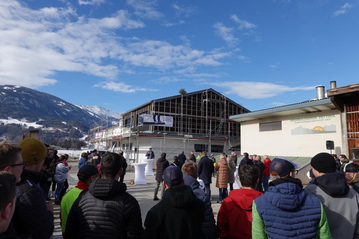Im Rahmen einer Firstfeier wurde die Fertigstellung des Rohbaus der neuen Schulmetzgerei an der LLA Lienz gefeiert. &copy; LLA Lienz