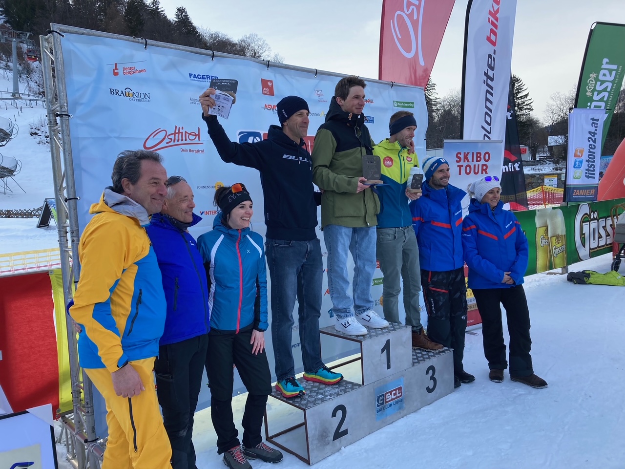 Siegespodest der Herren-Rennklasse. Foto. Stangl