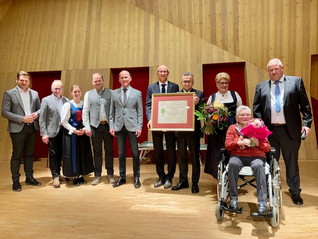 Der neue Ehrenb&uuml;rger Franz Hopfgartner mit seiner Frau Hilde und seiner Mutter Karoline, mit LH Anton Mattle, Bgm. Markus T&ouml;nig und dem Gemeindevorstand, sowie Bundesrat Markus Stotter und LAbg. Martin Mayerl. Foto: Stangl