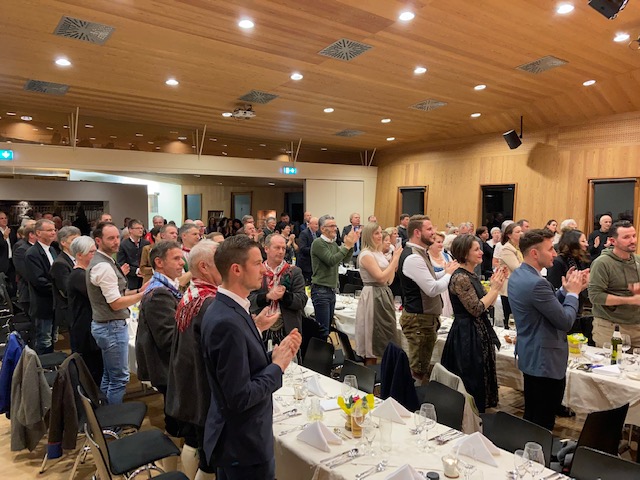 Standing Ovations f&uuml;r den neuen Ehrenb&uuml;rger. Foto: Stangl
