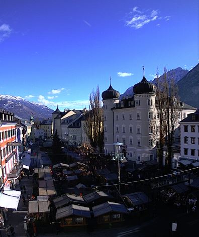 Adventmarkt am Lienzer Hauptplatz und gro&szlig;er Kunstadventkalender an der Liebburg, Foto: Screenshot permedia.at