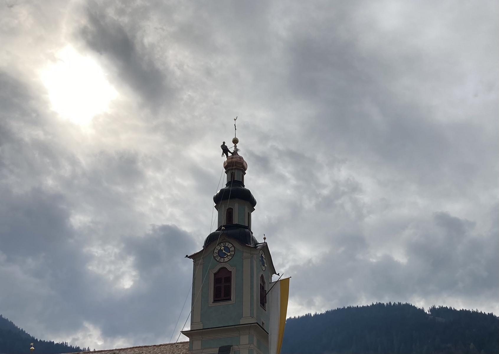 Stefan Ortner beim Anbringen des Turmkreuzes, Foto: Stangl
