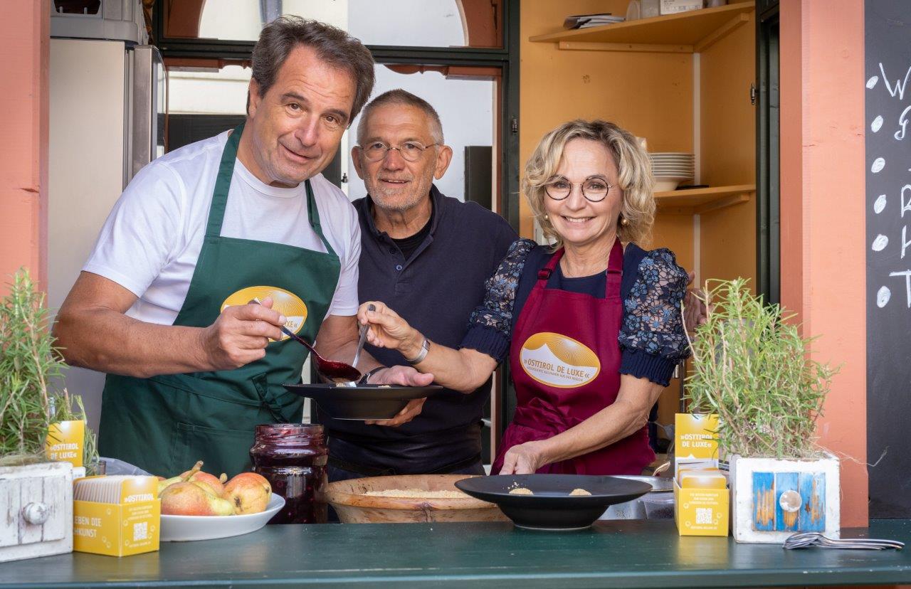 Die Lienzer B&uuml;rgermeisterin Elisabeth Blanik und TVB-Obmann Franz Theurl assistierten beim Abschluss-Men&uuml;. Foto: Brunner Images