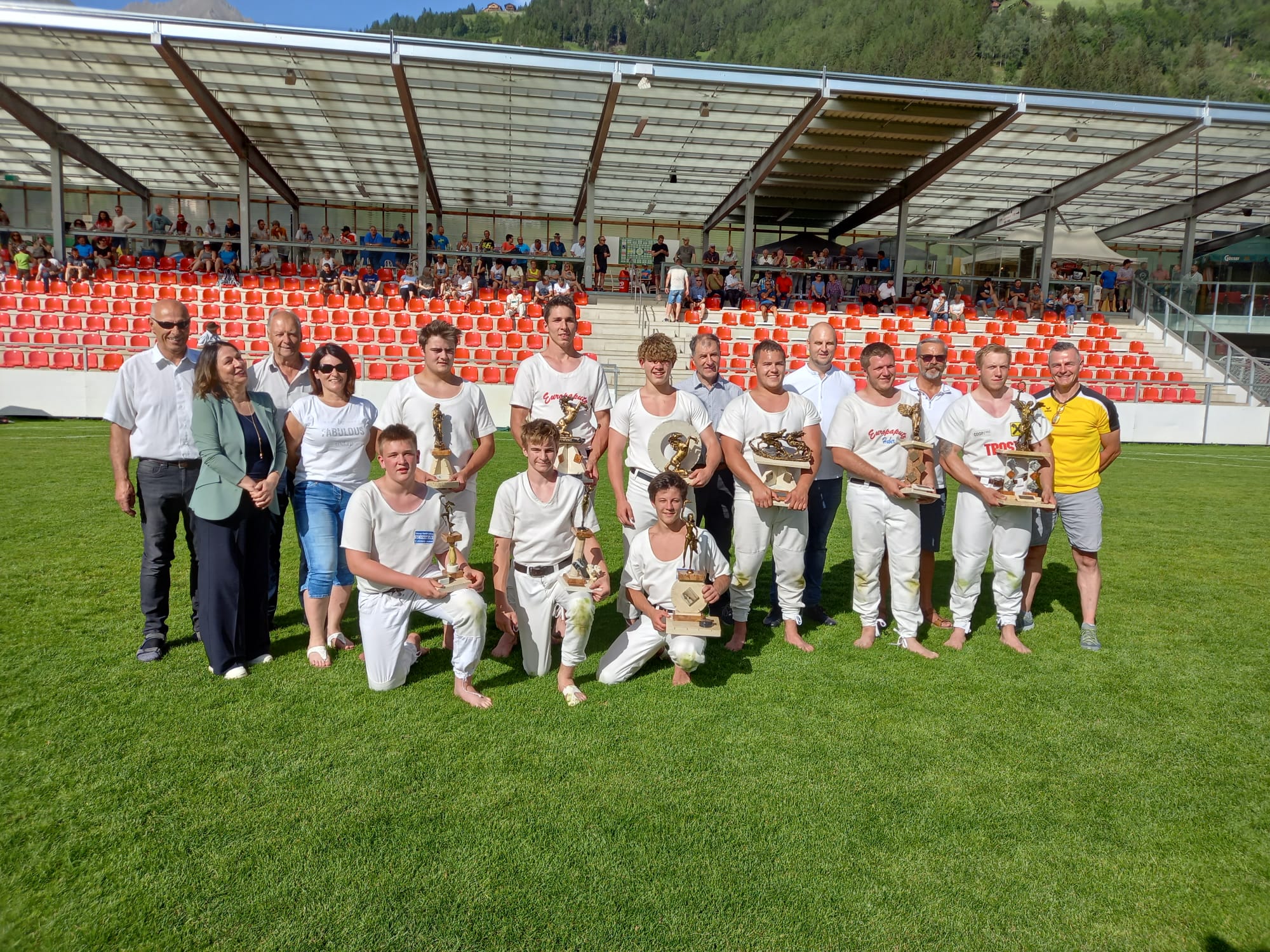 Die Staats- und Vizemeister mit den Ehreng&auml;sten. Foto: Abart