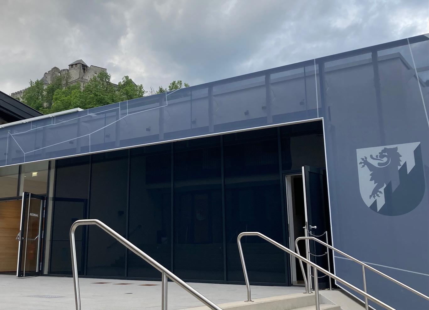 Der Aufgang zum Kultursaal mit erm&ouml;glicht den Blick auf die Burg Heinfels. Foto: Stangl