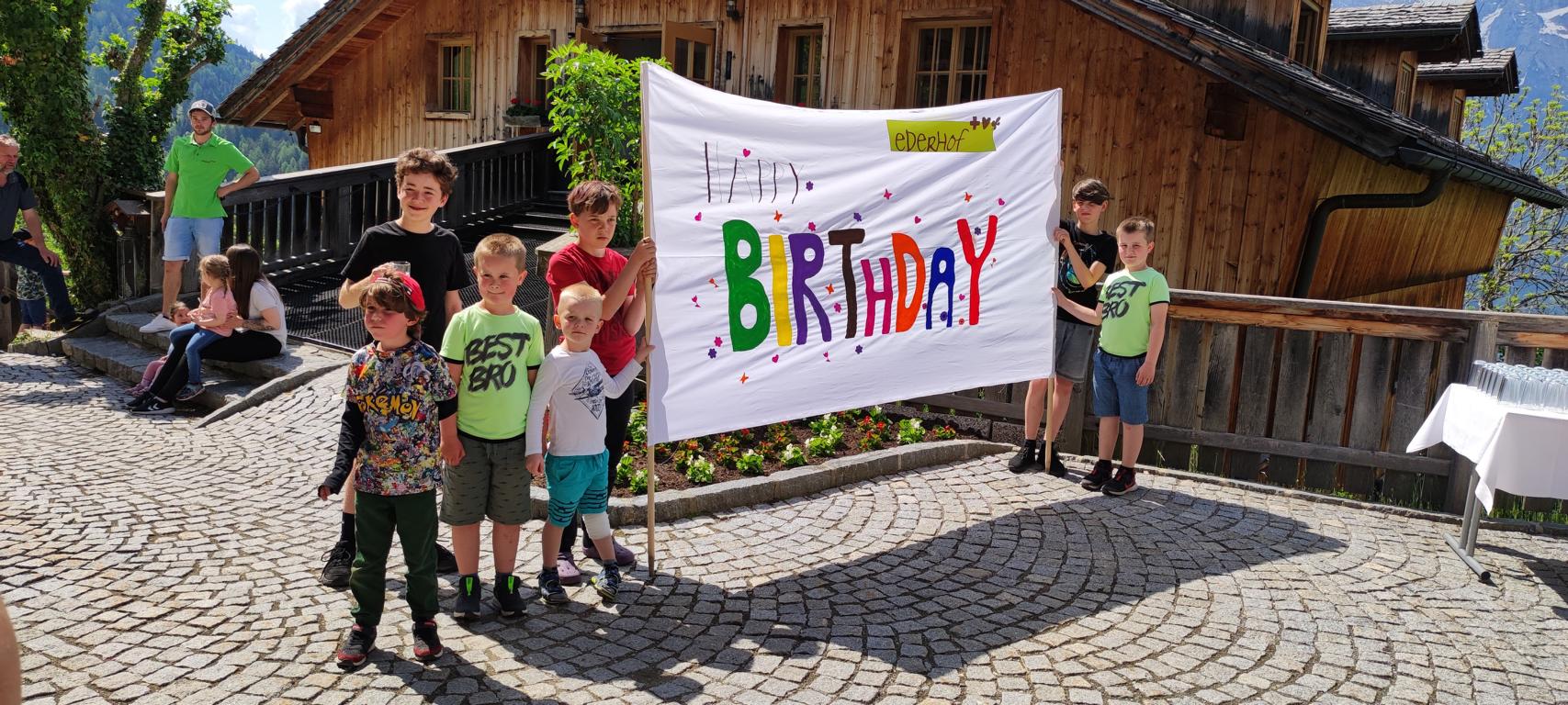 Die Kinder freuten sich auf den Besuch von Schlagerstar Roland Kaiser, Foto: Egger