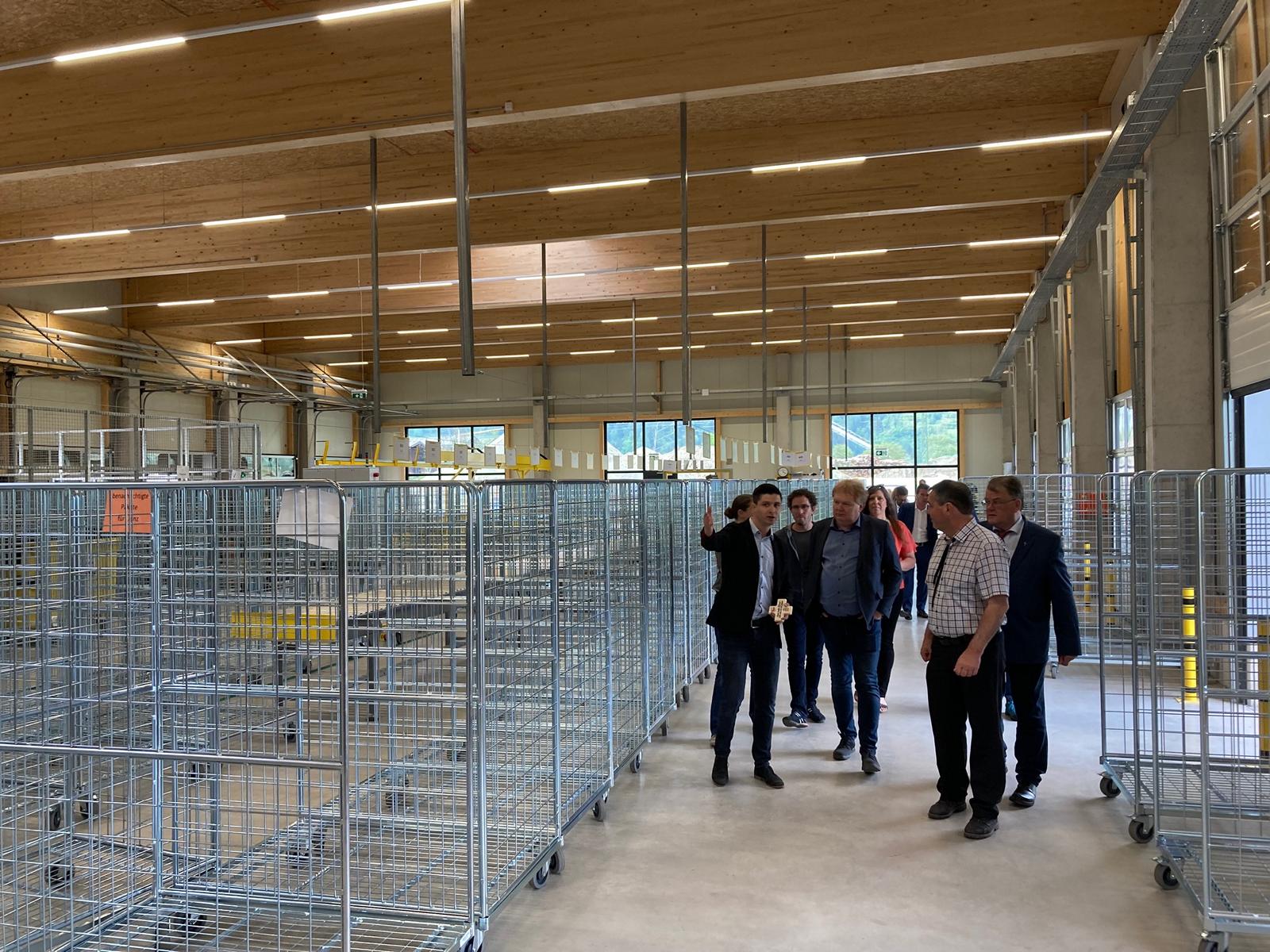 Rundgang durch das Verteilerzentrum mit Gebietsleiter Alexander Perry. Foto: Stangl