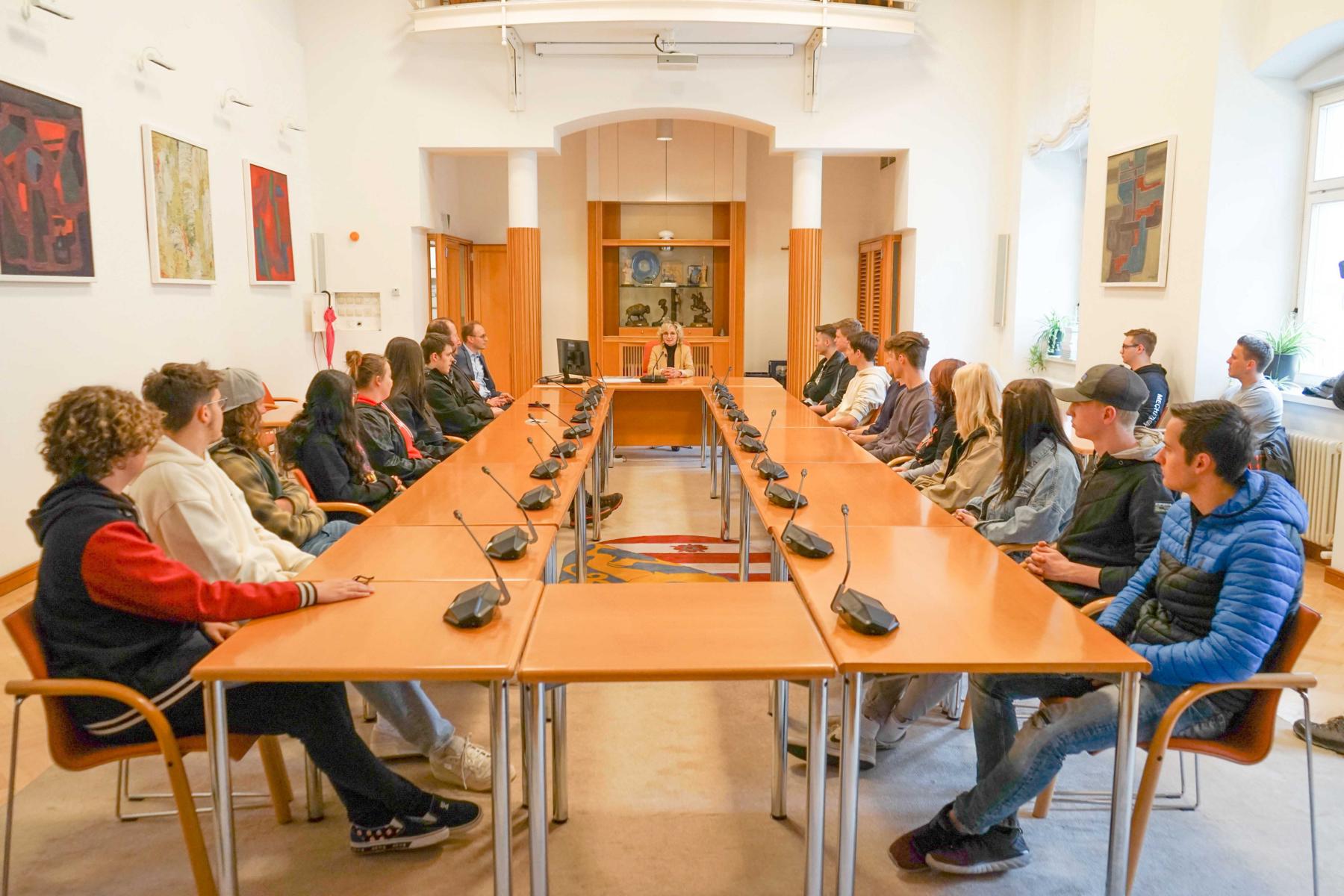 Im Ratsaal der Liebburg konnte Bgm Elisabeth Blanik die Urkunden an die Sch&uuml;lerInnen &uuml;berreichen. Foto: Stadt Lienz/Lenzer