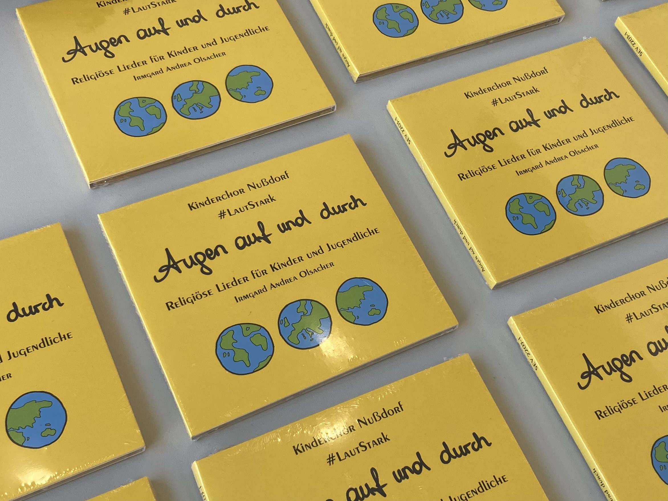 Die neue CD "Augen auf und durch" ist um 15 Euro bei Chorleiterin Irmgard Olsacher und im Musikshop Bernd Petutschnig erh&auml;ltlich, Foto: Stangl