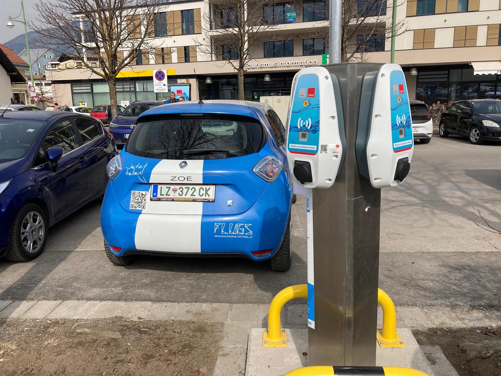 2 Parkpl&auml;tze mit Ladestellen sind f&uuml;r den Flugs reserviert. Foto: Stangl