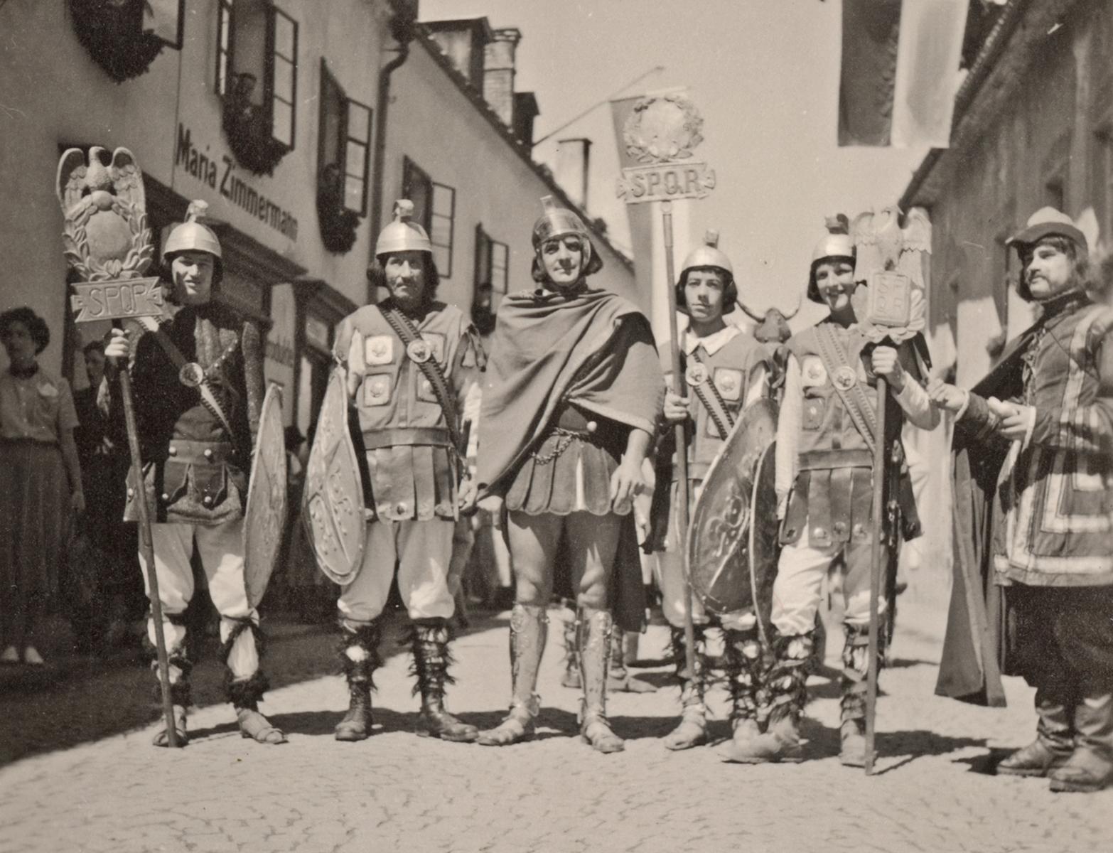 Das Titelblatt des Kalenders zeigte eine als R&ouml;mer verkleidete Gruppe bei der 700-Jahr-Feier 1952 (Foto: Sammlung Heinz Mosser &ndash; TAP)