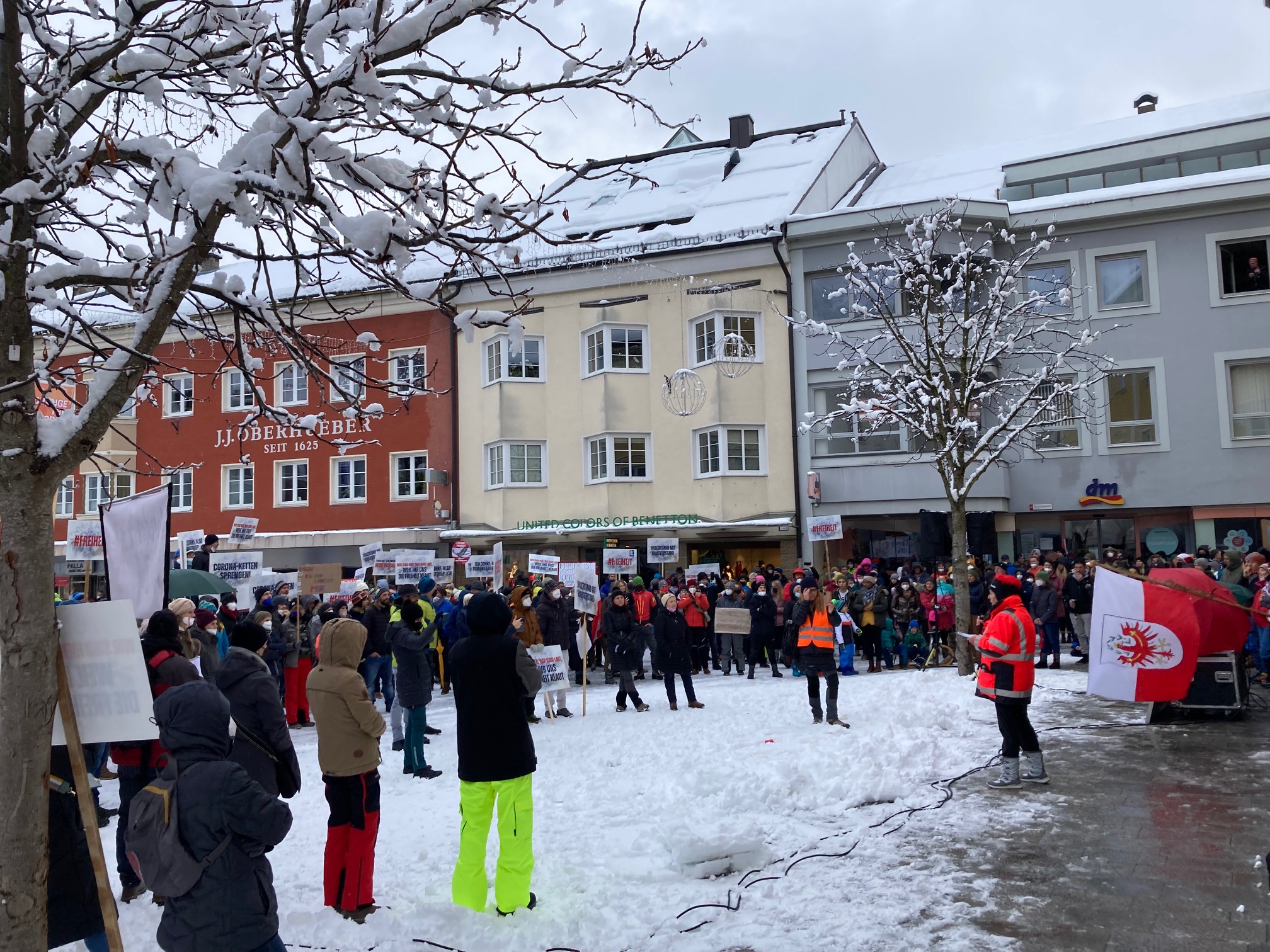 Hunderte Menschen versammelten sich am Johannesplatz