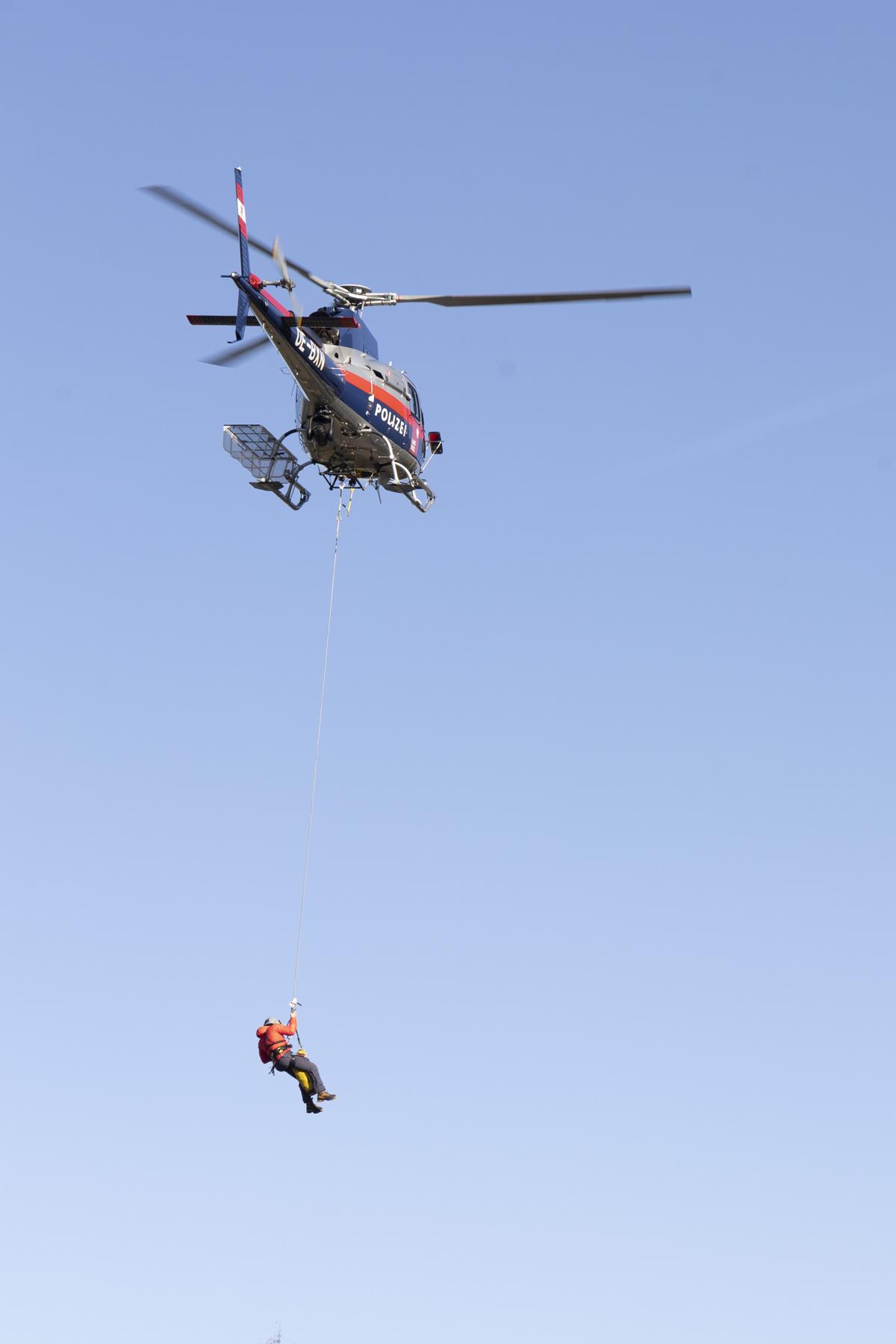 Bei der &Uuml;bung wurde unter anderem die Bergung von Personen aus einer Gondel per Hubschrauber geprobt, Foto: Land Tirol/Die Fotografen
