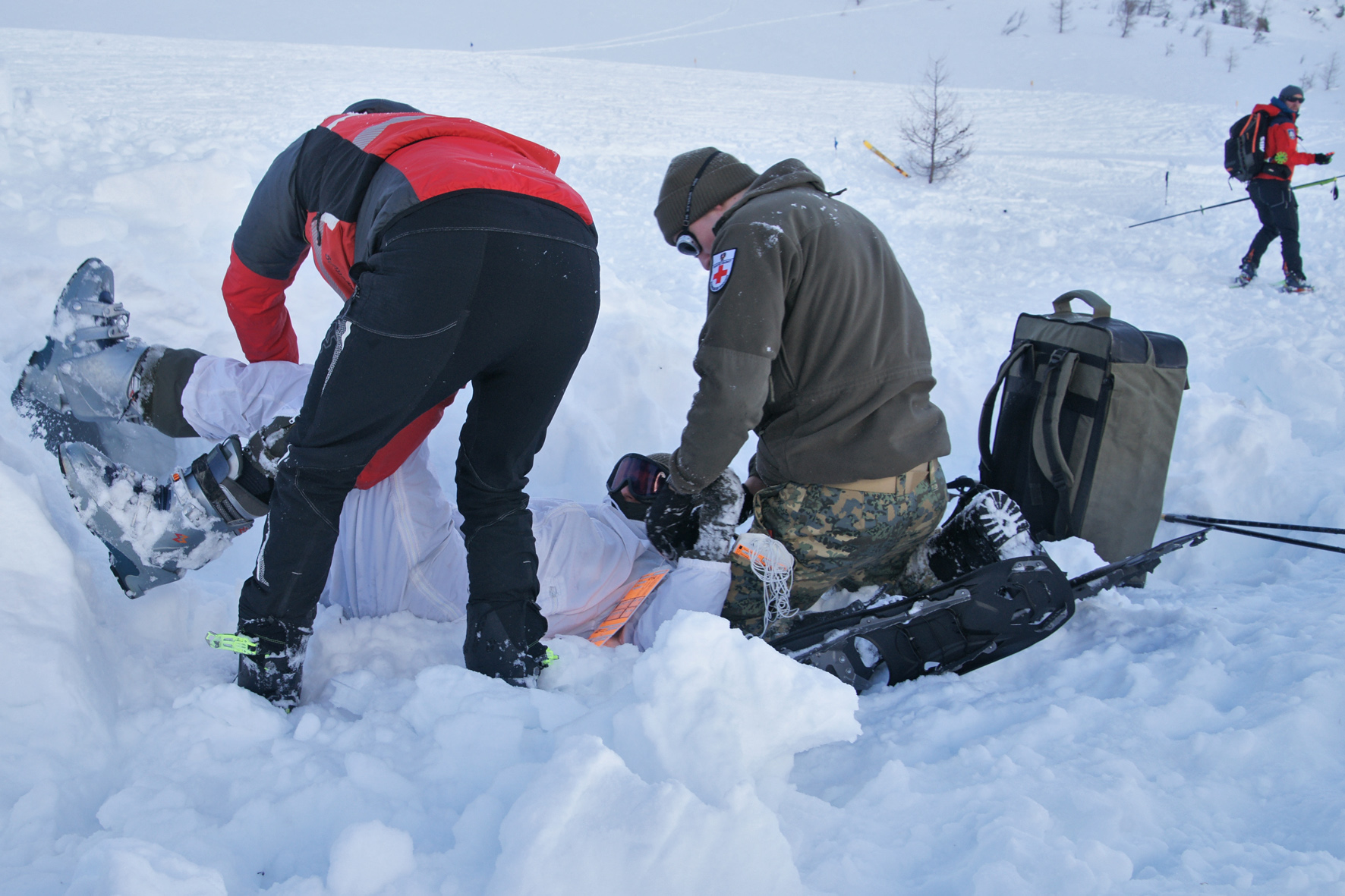 Nach der Bergung muss das Lawinenopfer rasch transportf&auml;hig gemacht werden. Foto: JGB24 Kurnik