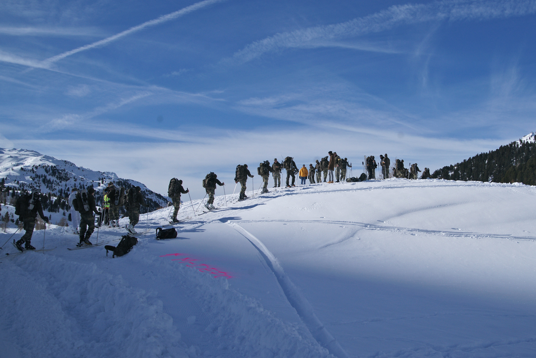Lawineneinsatzzug aus Lienz trifft am Lawinenkegel ein. Foto: JGB24 Kurnik