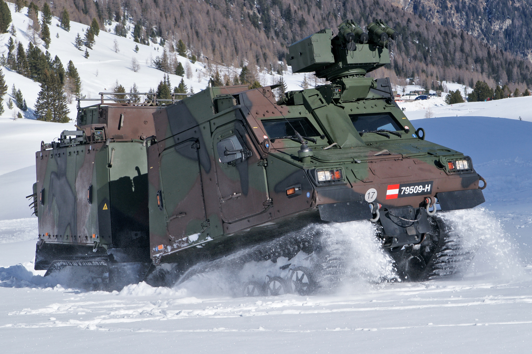 Zum Abtransport von Verletzten kommten auch milit&auml;rische Sonderfahrzeuge zum Einsatz: Foto: JGB24 Kurnik