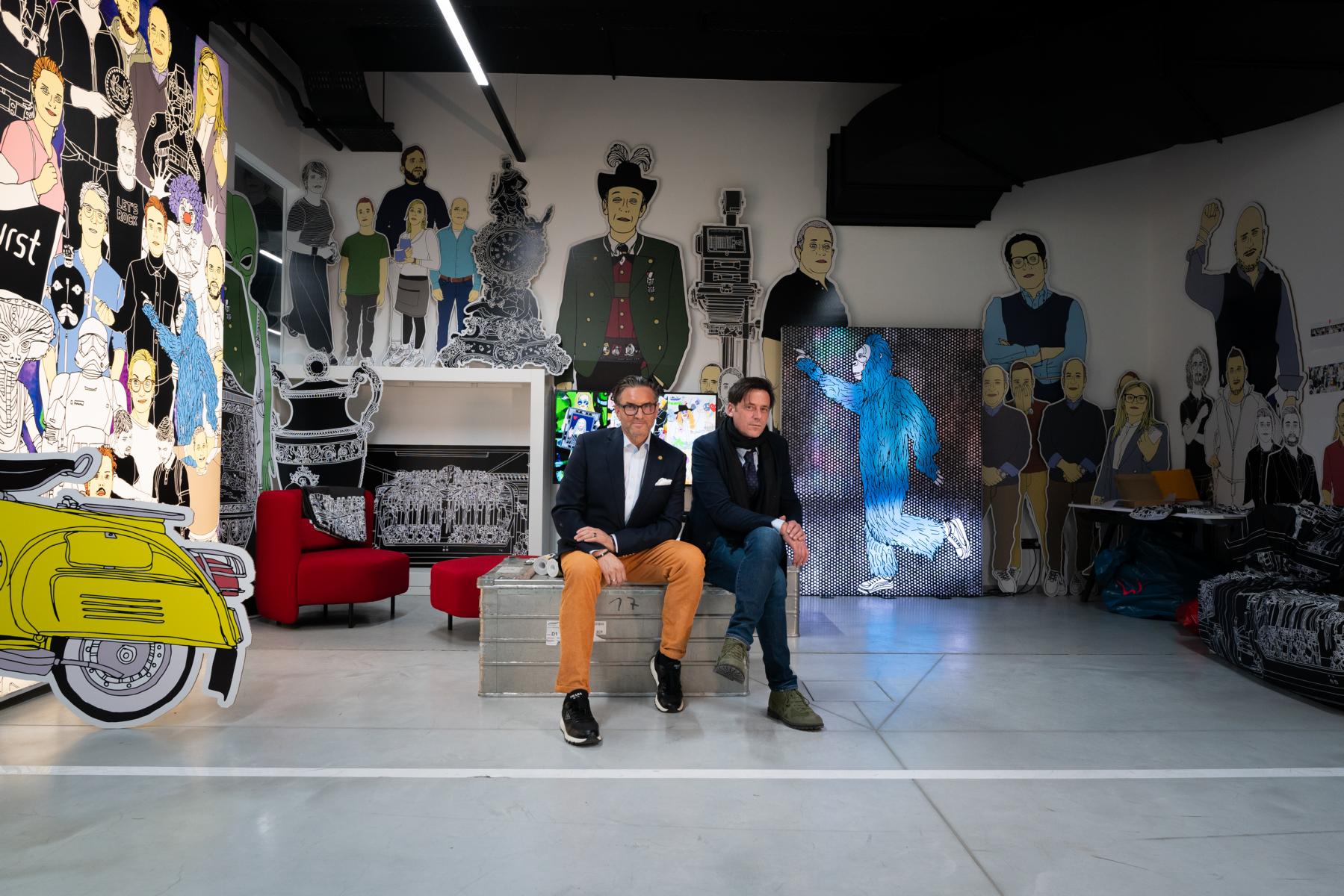 v.l.: Christoph Gamper (CEO und Miteigent&uuml;mer der Durst Group) mit dem K&uuml;nstler Klaus Pobitzer