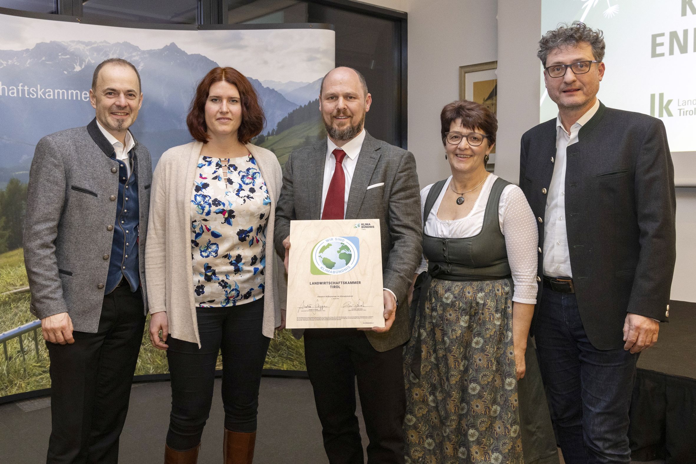 Die Landwirtschaftskammer Tirol ist neuer Klimab&uuml;ndnis-Betrieb. Im Zuge der Preisverleihung erfolgte auch die Urkunden-&Uuml;bergabe vom Klimab&uuml;ndis an die Kammer: LK-Pr&auml;sident Josef Hechenberger, Patricia Erler (Koordinatorin Klimab&uuml;ndnis), Kammerdirektor Fer