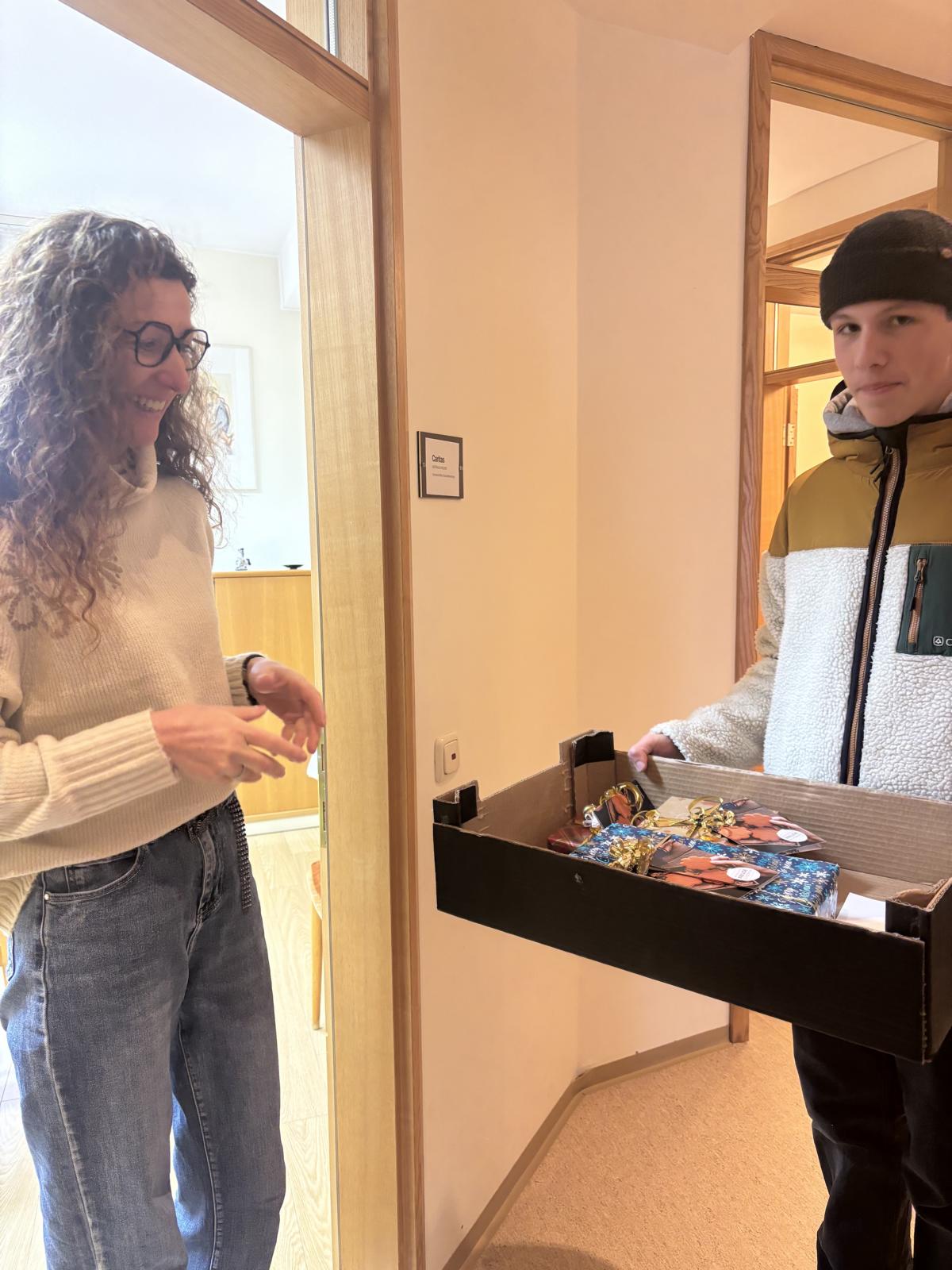 Gertraud Holzer (Caritas - Bereichsleitung Osttirol), Sch&uuml;ler der Fachschule f&uuml;r wirtschaftliche Berufe der Dominikanerinnen bei der Geschenke&uuml;bergabe. Foto: Regionsmanagement Osttirol FWZ