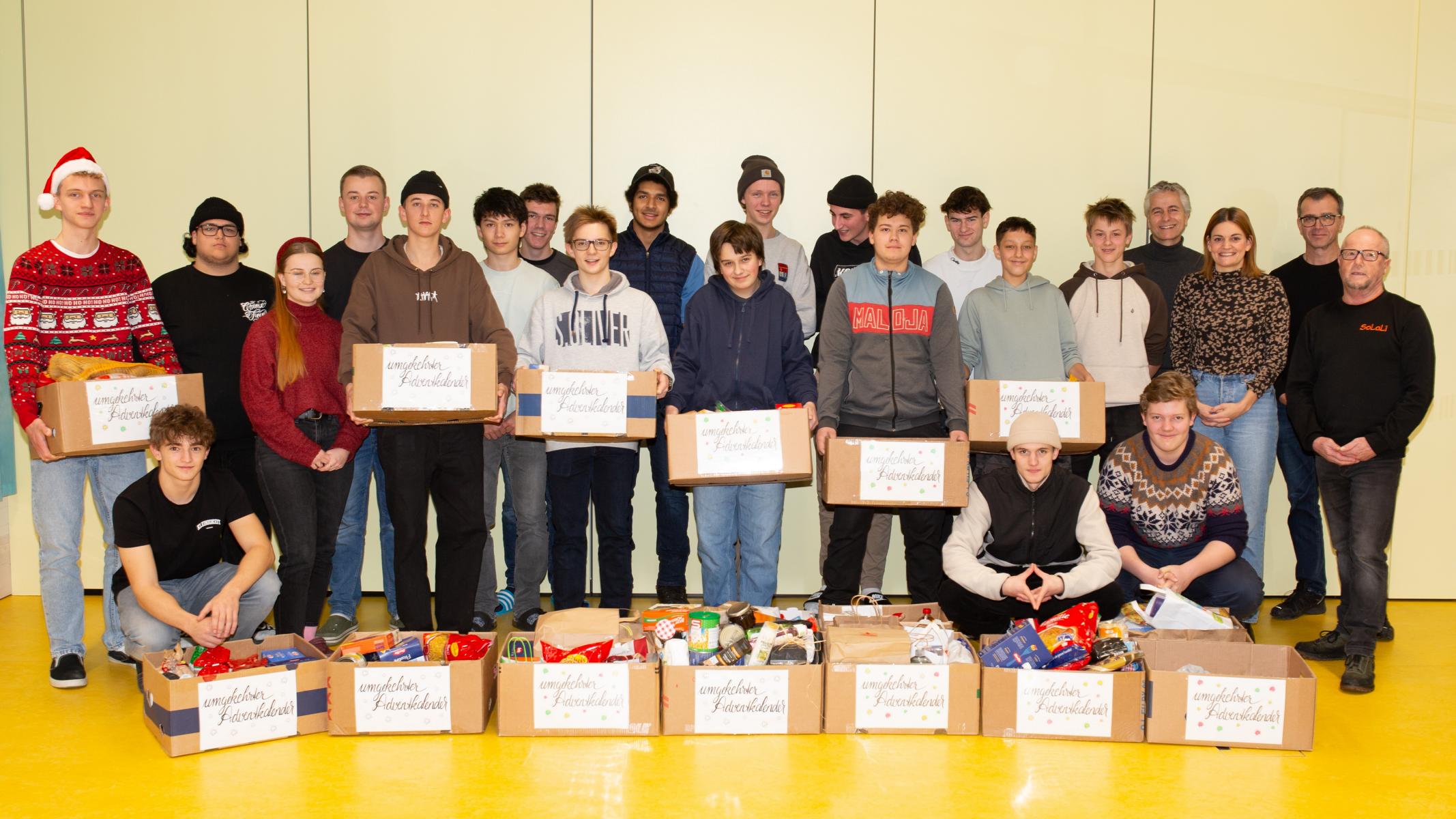 Sch&uuml;ler:innen der PHTL Lienz mit SoLaLi Fahrer Erwin Rauchegger, Mag. Andreas Winkler, Direktor Alexander Kr&ouml;ll und SoLaLi Obfrau  Eva Karr&eacute;. Foto: Solali