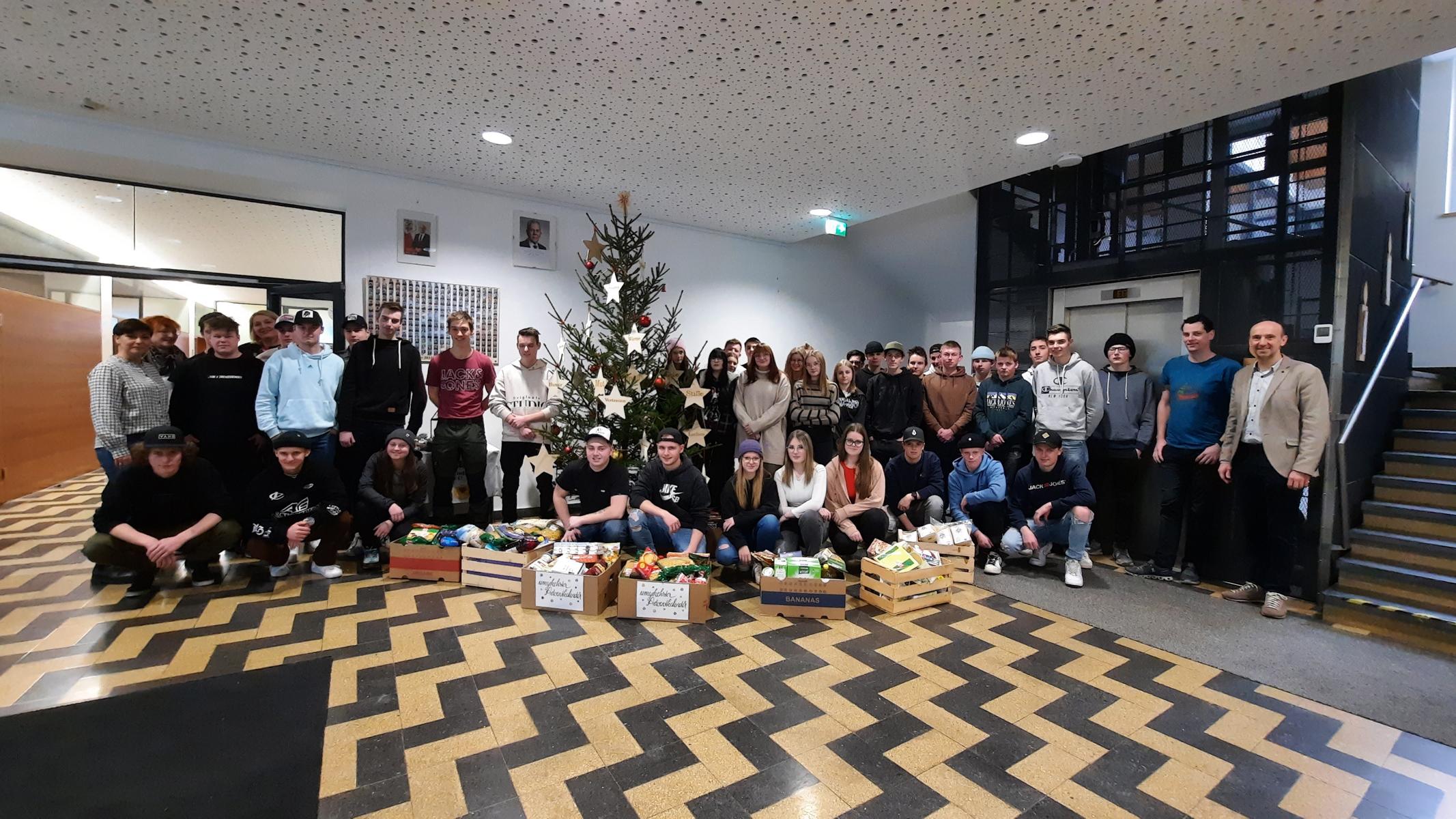 Sch&uuml;ler:innen der TFBS Lienz mit Direktor Klaus Oberegger. Foto: Solali