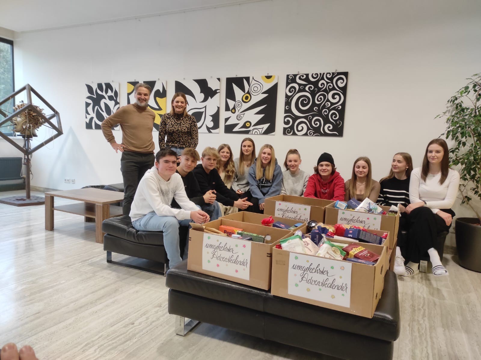 Sch&uuml;ler:innen der HAK Lienz mit Direktor Josef Pretis und SoLaLi Obfrau Eva Karr&eacute;. Foto: Solali