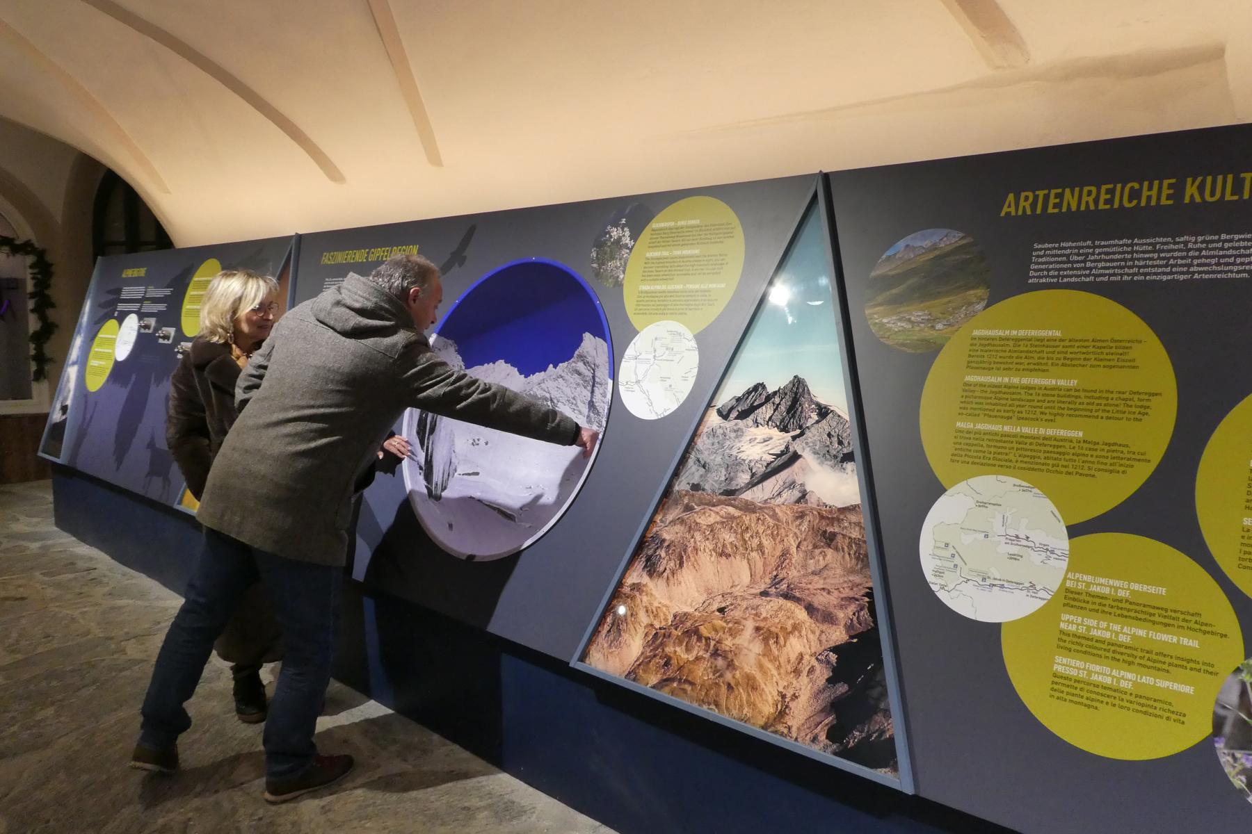 Nationalparkdirektor Hermann Stotter mit der B&uuml;rgermeisterin von Lienz, DI Elisabeth Blanik, im neuen Nationalpark-Infobereich am Lienzer Hauptplatz. Foto: NPHT_Jurgeit