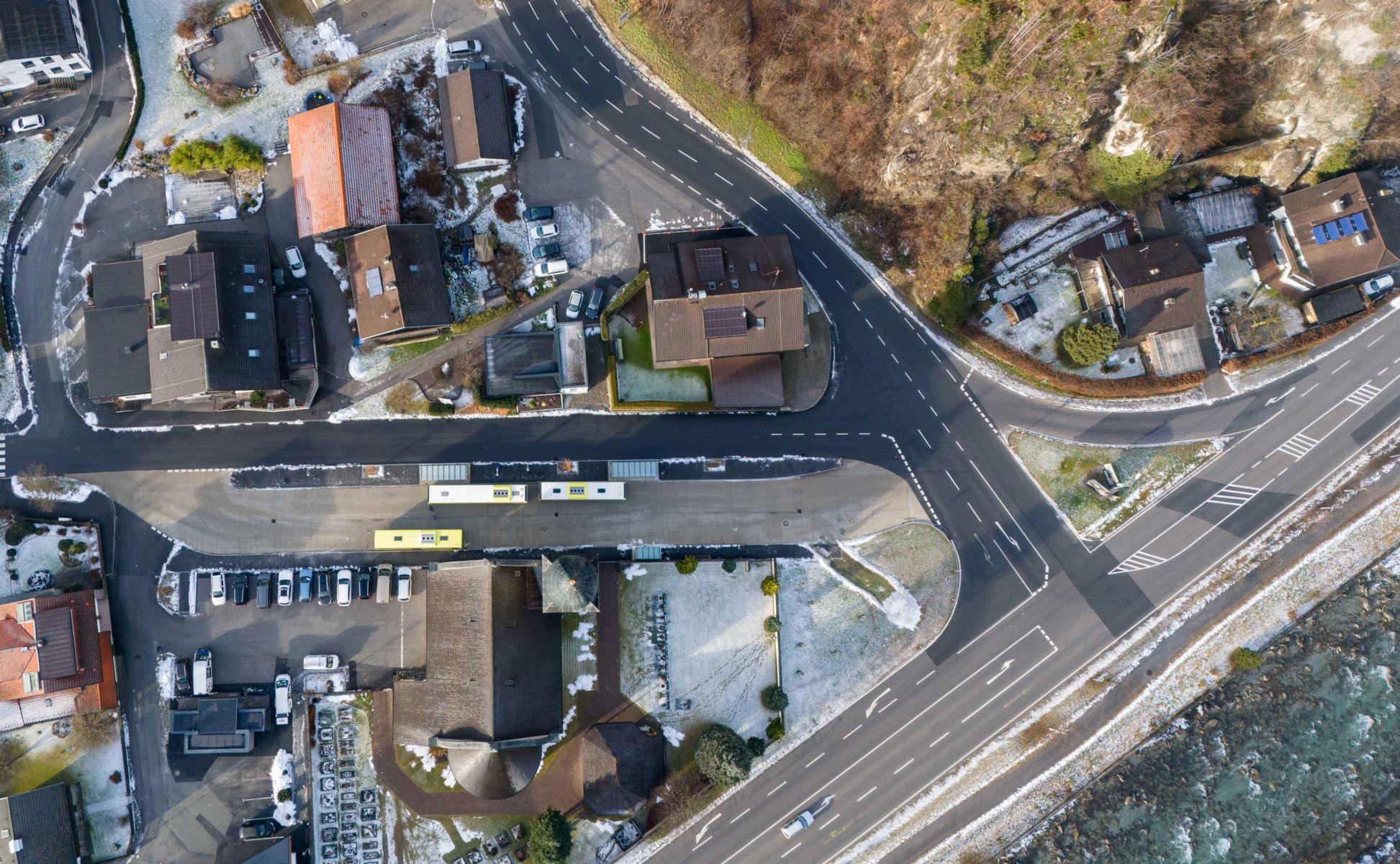 Mehr Komfort f&uuml;r Fahrg&auml;ste sowie eine geordnete Einbindung gew&auml;hrleistet der neue Busterminal in Huben.  Foto: Land Tirol/Expa/Groder