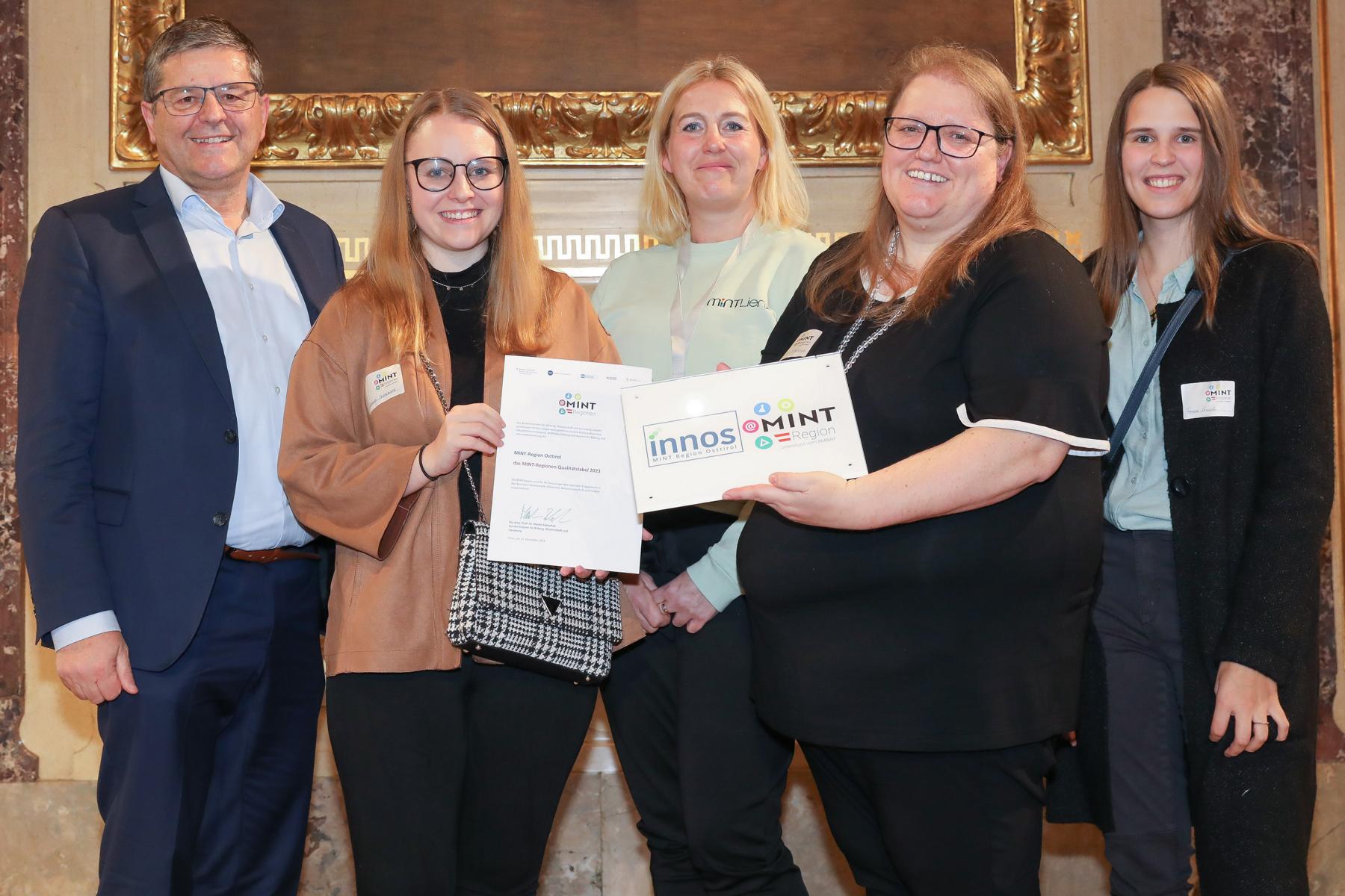 v.l. Reinhard Lobenwein (GF INNOS), Johanna Schachner (INNOS), Anja Kofler (Stadtb&uuml;cherei Lienz) Manuela Gritzer (INNOS), Tamara Gander (INNOS) Foto: aws Wien