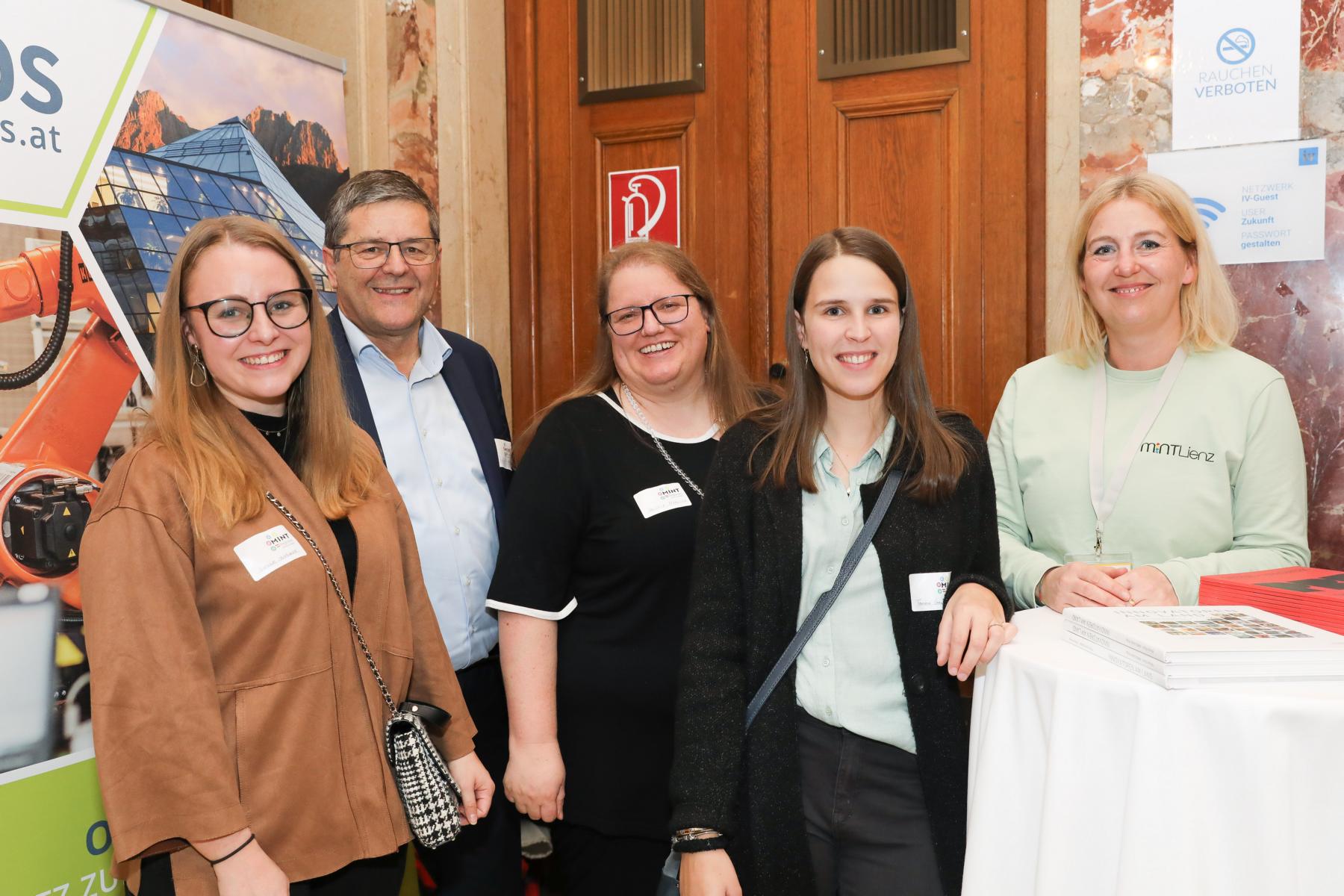 Betreuung Messe-Infostand bei der Verleihung im Haus der Industrie in Wien v.l. Johanna Schachner, Reinhard Lobenwein, Manuela Gritzer, Tamara Gander (Projektteam INNOS GmbH), Anja Kofler (Stadtb&uuml;cherei Lienz) Foto: aws Wien