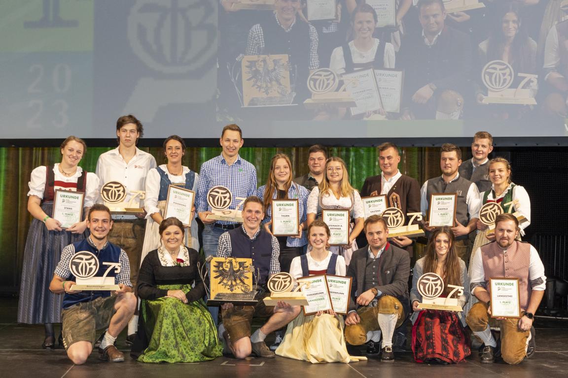 Projektpr&auml;mierung: Die JB/LJ Fieberbrunn freut sich &uuml;ber den Landessieg von &bdquo;75 Stunden voller Mehrwert&ldquo;, mit ihrem Projekt. Nachhaltige M&uuml;llk&uuml;bel f&uuml;r die Gemeinde Fieberbrunn. Foto: Die Fotografen