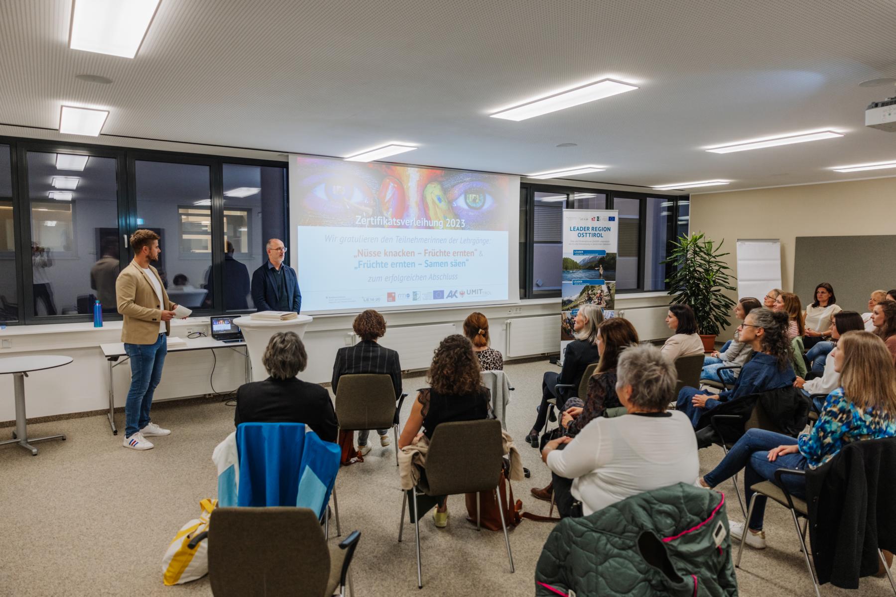 Zertifikatsverleihung durch (vlnr.) Philipp Schlemmer (GF RMO) und Wilfried Kollreider (Leitung AK Lienz)