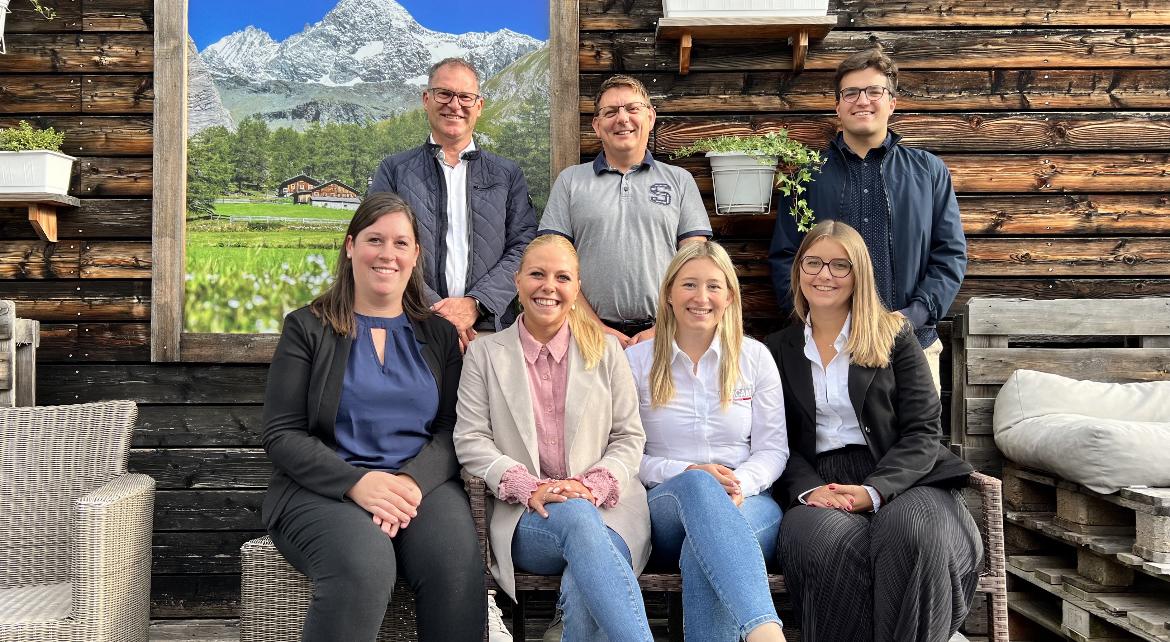 (die Reihenfolge der Namen: 1. Reihe von links nach rechts: Stefanie Reiter, Christina Brunner, Melanie Seebacher, Nina Feiersinger, 2.   Reihe von links nach rechts: Armin Bachlechner, Helmut Senfter und Simon Kofler) Foto: InnoVision