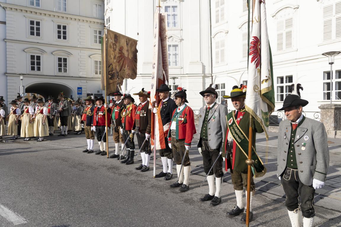 Landes&uuml;blicher Empfang mit der Sch&uuml;tzenkompanie Breitenbach am Inn, der Bundesmusikkapelle Breitenbach am Inn sowie Abordnungen der Traditionsverb&auml;nde. Foto: Land Tirol/Die Fotografen