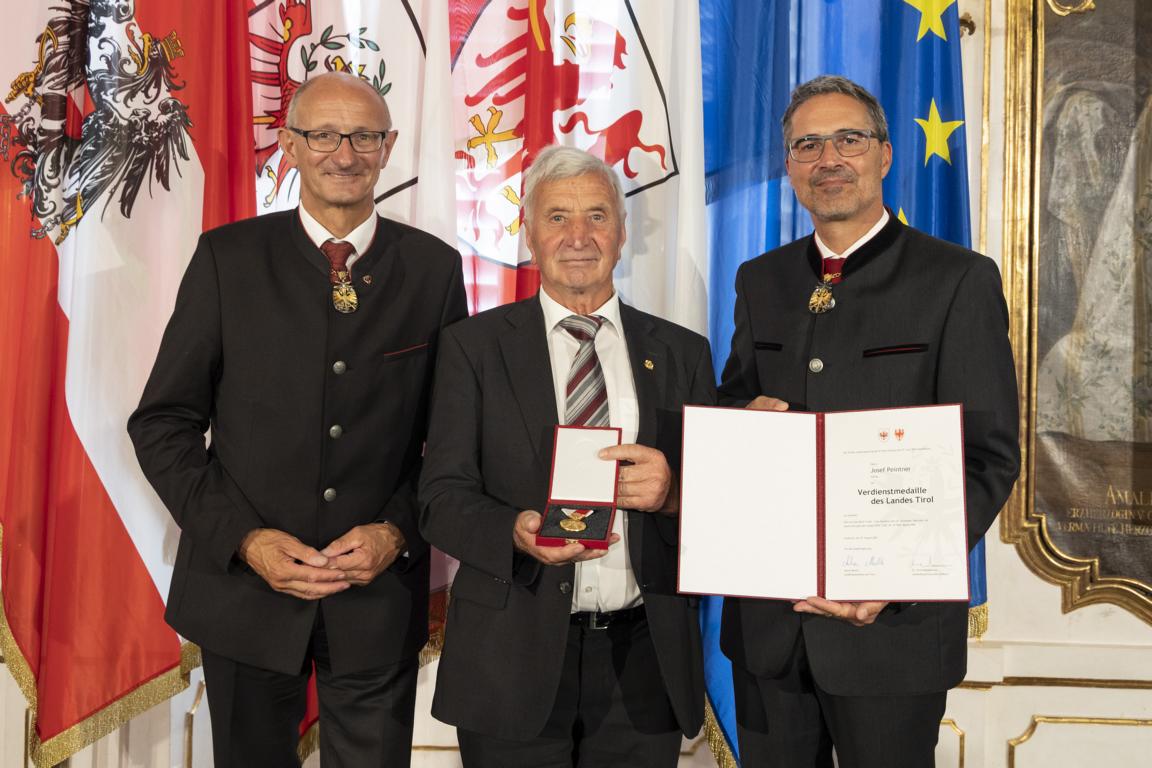 F&uuml;r seine Verdienste um das Seniorenwesen erhielt Josef Peintner aus Assling (Bezirk Lienz) die Verdienstmedaille. Foto: Land Tirol/Die Fotografen
