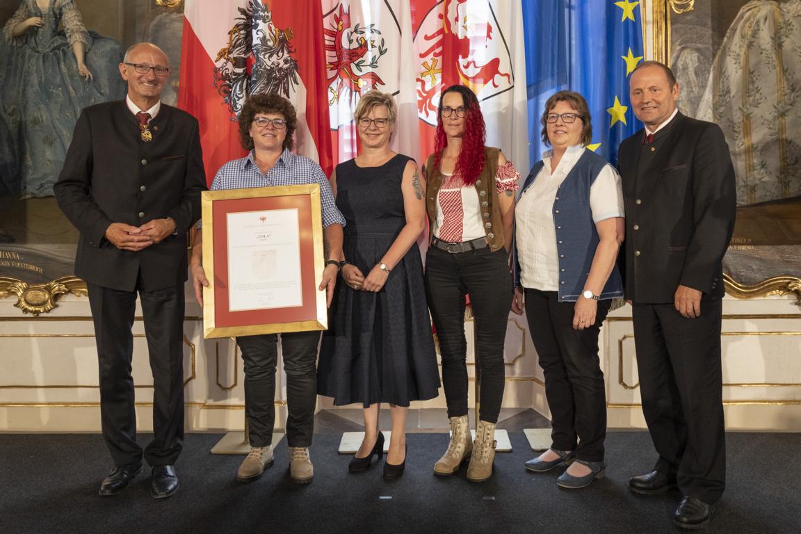 Den Titel &bdquo;Erbhof&ldquo; darf k&uuml;nftig unter anderem die Familie von Andrea Hatzer aus Virgen (Bezirk Lienz) f&uuml;hren. Foto: Land Tirol/Die Fotografen