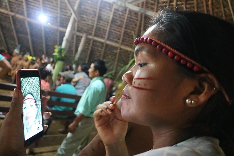 Moderne Kommunikation trifft auf Indigene Kultur: Soziale und digitale Medien bieten indigenen Jugendlichen eine Plattform zur Kommunikation ihrer Forderungen. &copy; Rede Wayur&iacute; / FOIRN