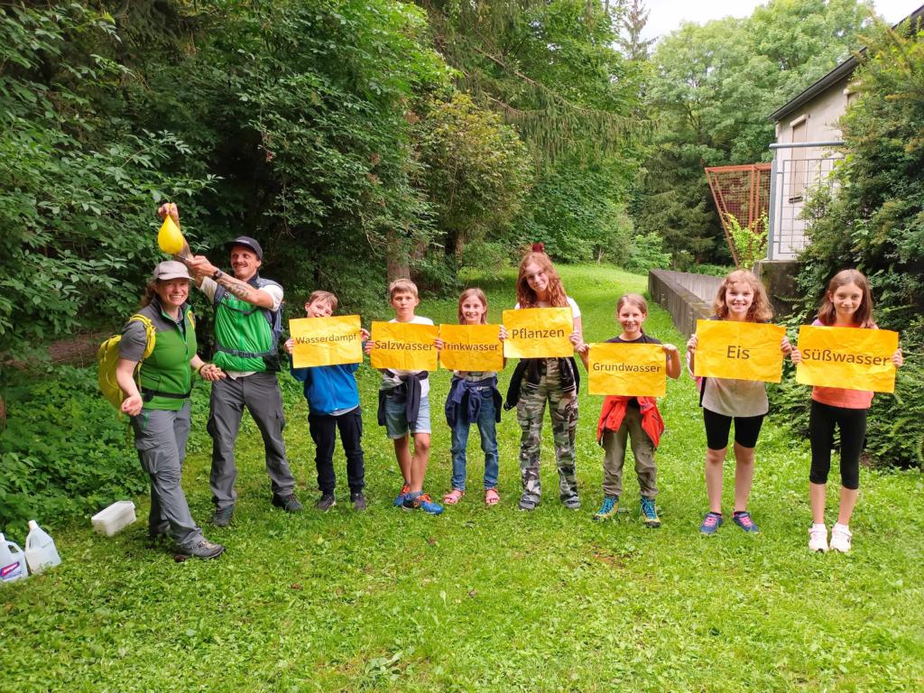 Mit Brigitte Eckle und Armin Kollreider (NP-Haus des Wassers) Wasserph&auml;nomene entdecken. Foto: Aguntum